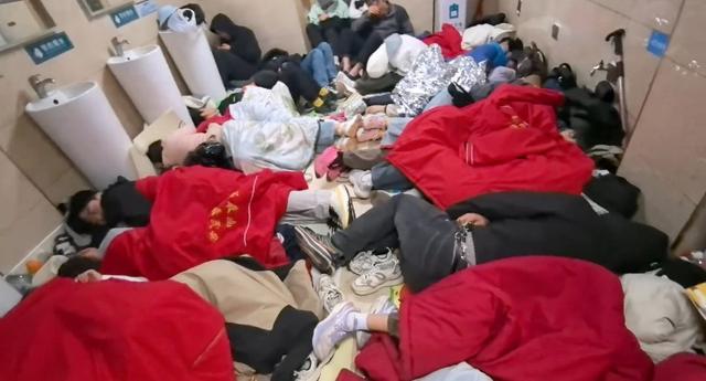 大量游客夜爬泰山突遇降雨大风，厕所挤满过夜的人，有商铺售夜间休息位60元到100元，景区：建议出行前关注天气
