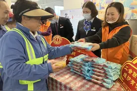 暖“新”不打烊，劳动者一起吃汤圆迎冬至图片