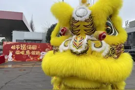 奔波路上暖人心  加油站里闹元宵图片