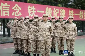 三次报名！深圳00后女大学生组团当兵，剪去长发她们说……图片