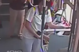 中午，济南一公交车上出现紧急情况，他连闯2个红灯……图片