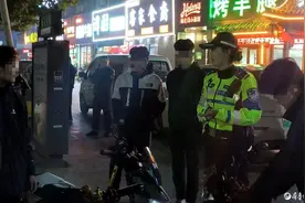 干得漂亮！聊城交警深夜出击，一举拿下16辆违法“电摩”图片