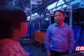 张家界：小女孩乘公交车上睡着 暖心司机安全护送图片