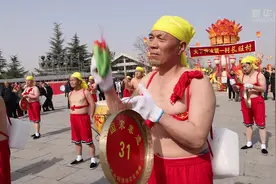 锦绣中国年｜山西永济：黄河汉子“背冰”闹新春图片