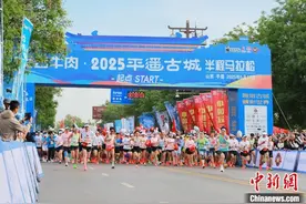 2025平遥古城半程马拉松赛鸣枪开跑 7000跑者穿越古城街巷图片