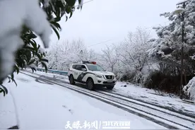 梵净山环线积雪凝冻 交管部门除冰保安全图片