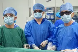 医疗前沿 | 当外科医生戴上“3D高清眼镜”，肿瘤“无处遁形”！宁医大总院首次开展3D-4K荧光腹腔镜肝切除术图片