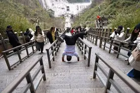 男子倒立攀登天门山999阶天梯：挑战的最难一座山，摔倒了上百次图片