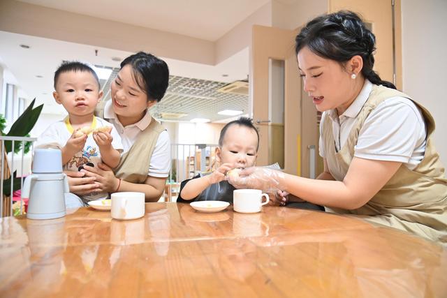 护理、启蒙、营养配餐……“带娃”也有专业标准 不再只是看孩子