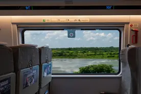 700多元买的高铁靠窗一等座，却并没有窗户！乘客愤怒投诉，12306回应图片