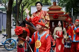 中式浪漫！杭州新郎骑马接亲，网友：婚马上路需要报备吗？图片
