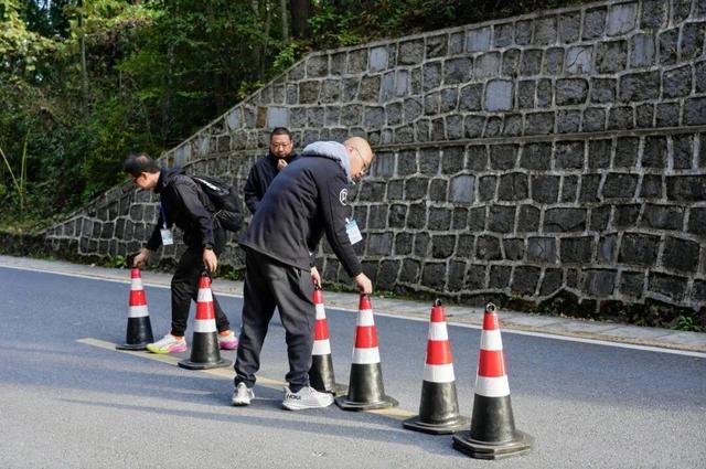 参赛选手激情攀登，工作人员实力 “护驾”——2025年第二十一届中国黄山登山大会侧记