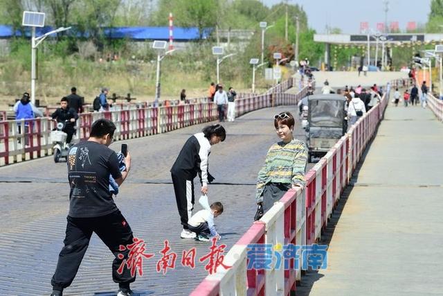 假日拥抱“母亲河”，济南泺口浮桥变身“观景台”