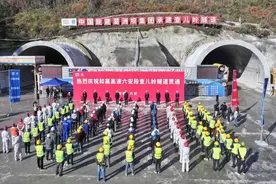 和襄高速公路六安段查儿岭隧道全幅贯通图片