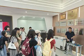 青春合伙人与海珠双向奔赴 康鹭屋顶看广州“立体切面”图片