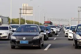 清明假日最后一天，济南北部高速公路发生严重拥堵图片