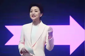 法国《回声报》大幅报道“新生万物巴黎展”：《中国电视界的明星——杨澜的故事》图片