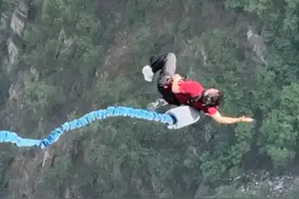 “像大力士提裤头把你提起来！”男子蹦极绑带卡裆疼痛不已，当事人：新手务必注意安全图片