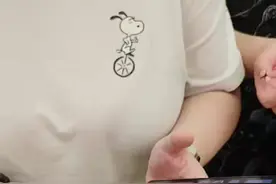 现场|华为三折叠交付，iPhone16排队提货，三星店内冷清图片