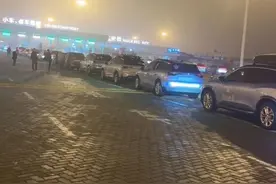 新能源车过琼州海峡受“排挤”，有车辆排队9个小时未上船？官方：加开专班运输图片