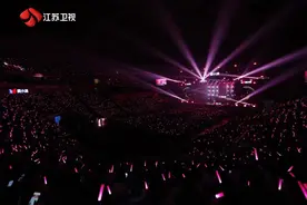 李克勤朴树郑钧用音乐镌刻温暖篇章 度小满《有你真好·温暖演唱会》昨晚南京开唱图片