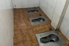 太尴尬了！北京胡同里上个厕所，竟然“面对面”……图片