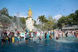 拔“撒hai”、“蹭水”洗头、明星被“围攻”……云南泼水节名场面来了！图片