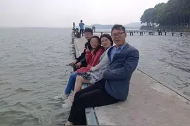 没钱吃饭的小伙获陌生女子180元渡难关，25年后他驱车千里上门致谢图片