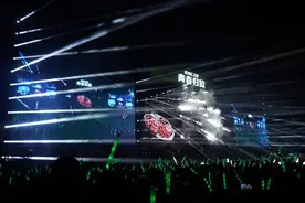 共赴青春与城市之约！“圣鸿汇之夜”演唱会在汕头体育中……图片