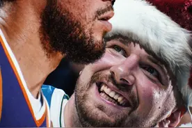 太有才了！东契奇嘲笑布克😂 圣诞节版本🎅图片