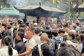 上午10点，灵隐寺客流量已达2.3万人次，各方全力保障图片