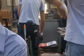 西安一烧烤店将泔水桶内肉串捞出再烤? 市监部门：烧烤店停业整顿，监控显示肉串未出售图片