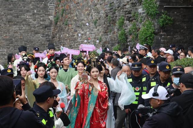 武则天率十二花神巡游护城河！太火了，老南门明天加场！