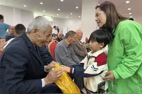 萌娃们用精彩的表演、暖心的言语，温暖老人们图片