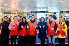 虹桥火车站、豫园站、南京东路站大客流，“青小运”身穿红马甲地铁站内指路忙图片