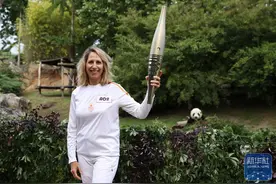 巴黎奥运会｜旅法大熊猫见证奥运圣火传递图片