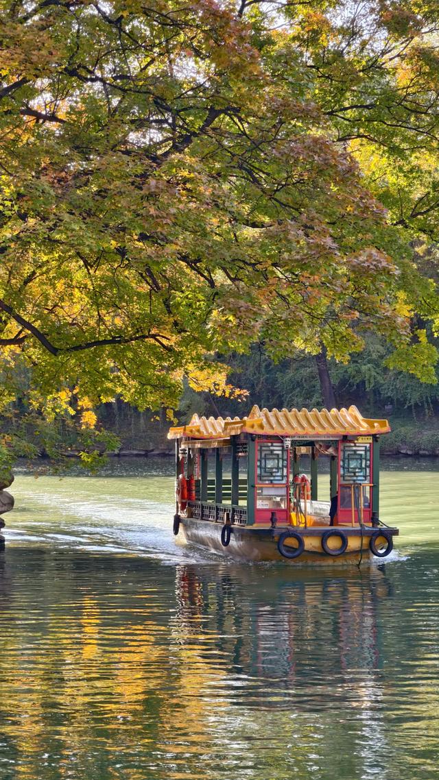 秋日静美！颐和园后湖五彩斑斓