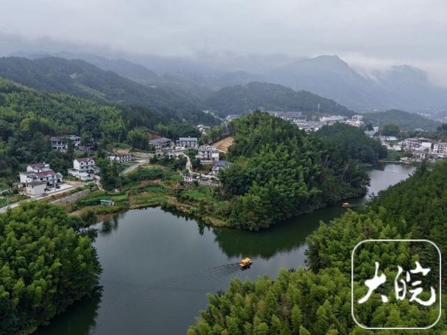 组图丨天柱大峡谷景区云雾缭绕 瀑布腾空飞落