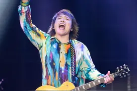 广州演唱会再变“全场KTV”，伍佰暖心感谢歌迷：你们是我的特别来宾图片