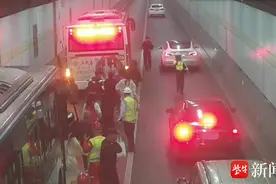 公交车司机昏迷前踩下刹车 民警迅速到场展开救援图片