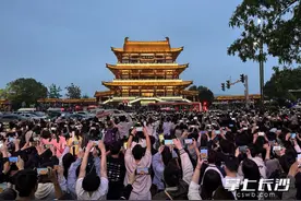 杜甫江阁“火出圈” 江阁广场“美颜”提质变网红打卡点图片