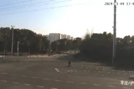 温情！老奶奶过马路时遇到了他……图片