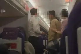 惊险！一客机降落时，突然有人去开舱门！图片