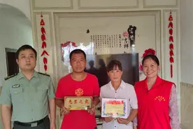 石桥镇为新兵家庭颁发“光荣之家”牌匾与入伍通知书图片