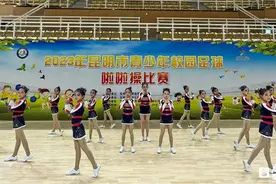 昆明市举行校园足球啦啦操比赛图片