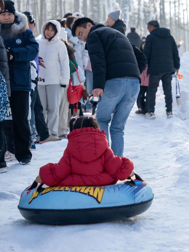 这个冬天，别再“猫冬”啦！300米超长滑道，来这开启嬉冰赏景的雪上之旅
