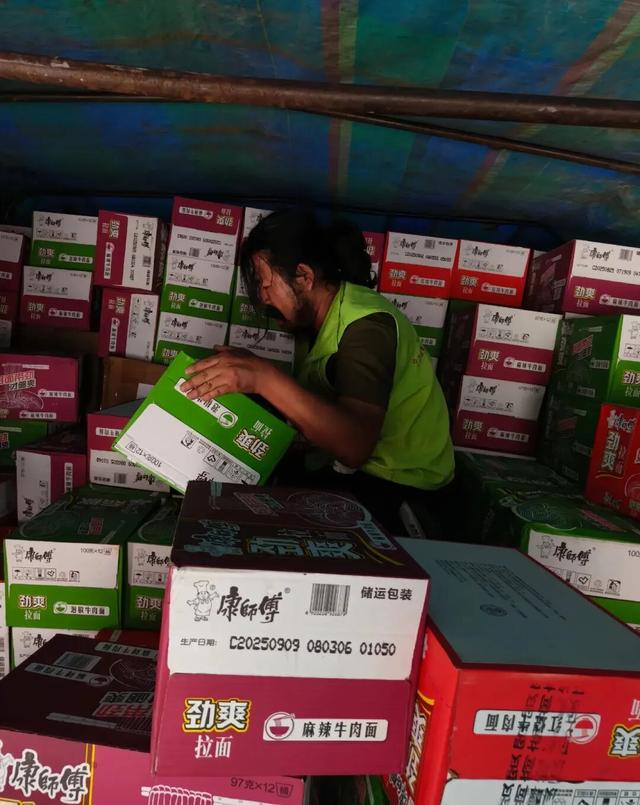 “跪行巨人”胡雷为百色筹集价值近9万元物资，被收千元高速费引质疑，广西高速回应：需由应急部门确认名单，审核后车辆享免费通行政策