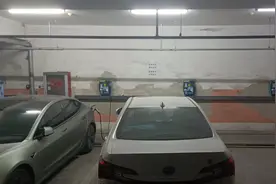 线短够不着，一车占俩位！新能源车充电口位置能否统一？图片