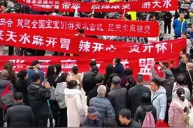 理发店“连夜”改做麻辣烫，盲目跟风不可取 |新京报快评图片