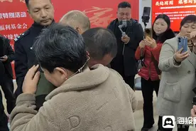 被拐33年后终团圆，妹妹把过世奶奶的一对耳环交给哥嫂完成遗愿图片